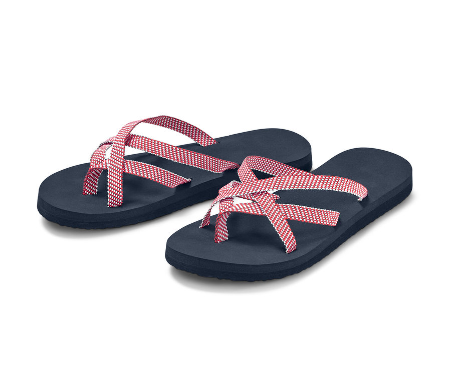 Kırmızı ve beyaz şeritli iki mavi parmak arası terlik