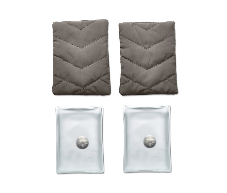 İki adet cep ısıtma yastığı ve iki adet haki cep ısıtma yastığı beyaz bir arka plan üzerinde duruyor.