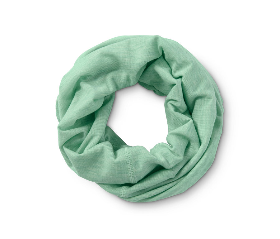 Kırçıllı mint yeşili çok fonksiyonlu boyunluk daire şeklinde kıvrılmış.