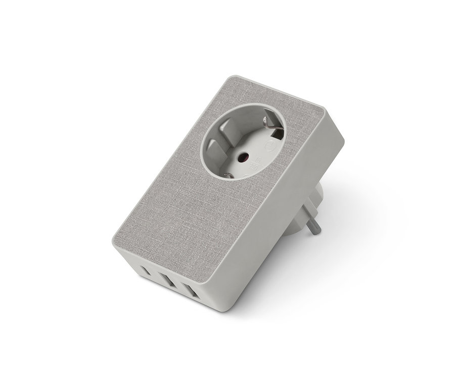 Beyaz arka planda gri 4'ü 1 arada USB priz adaptörü.