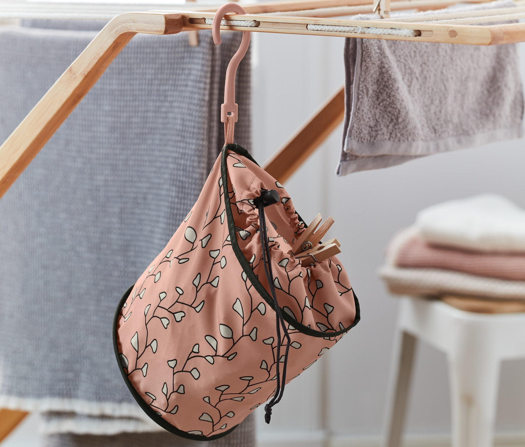 Bir mandal torbası çamaşır askısından sarkıyor.