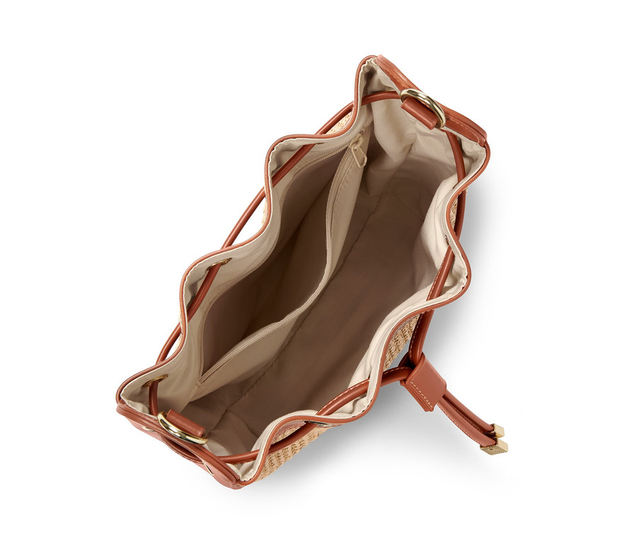 Kahverengi deri detaylı ve bej iç kısma sahip büzgülü çanta detayı.