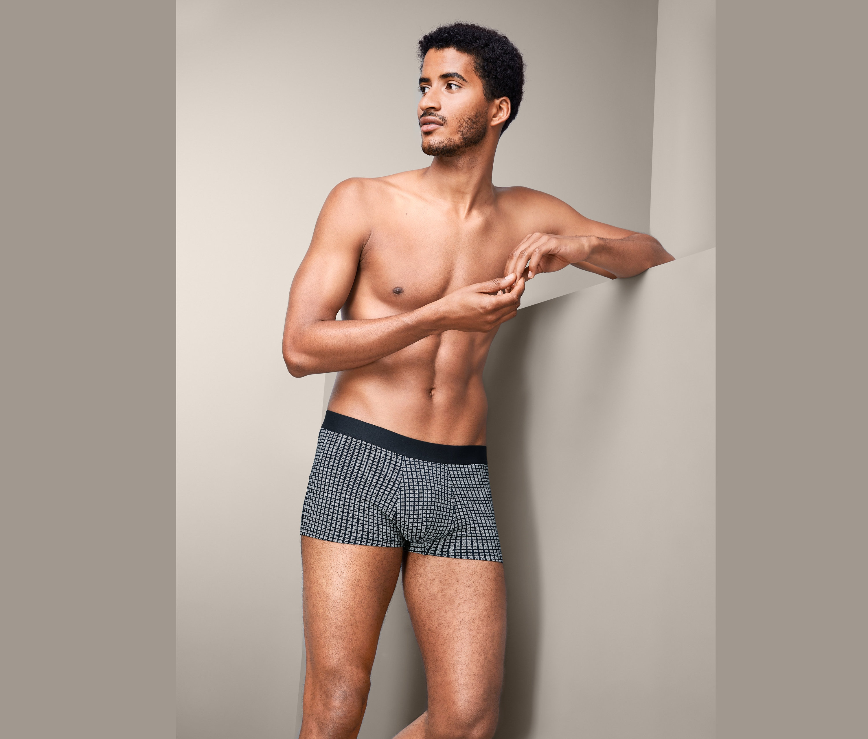 Üstü çıplak bir adam Slip Boxer ile poz veriyor