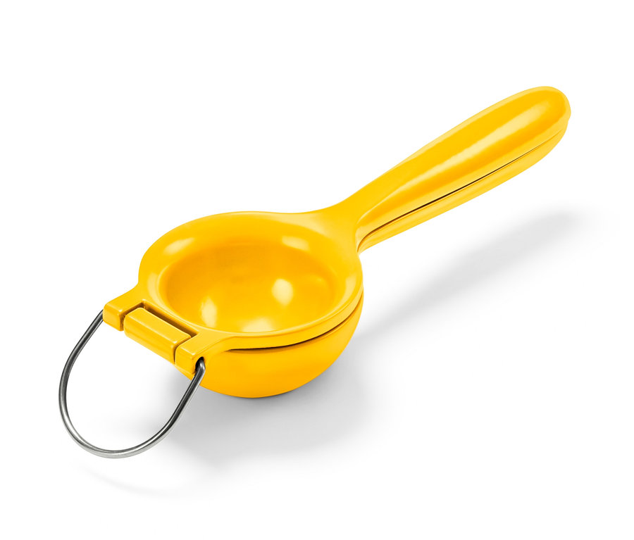 Beyaz arka planda metal saplı sarı limon sıkacağı.