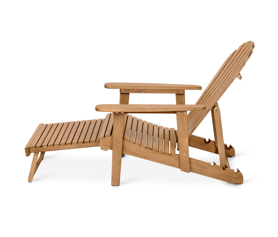 Uzatılabilir ayaklıklı, doğal renkli Adirondack bahçe sandalyesi.