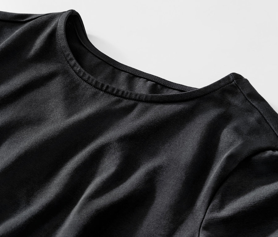Siyah uzun kollu tişörtün yakın çekimi