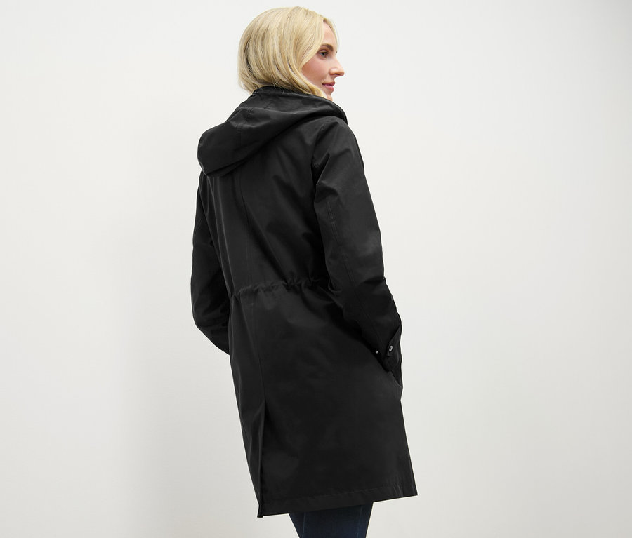 Kadın, siyah kapüşonlu bir parka giyiyor.