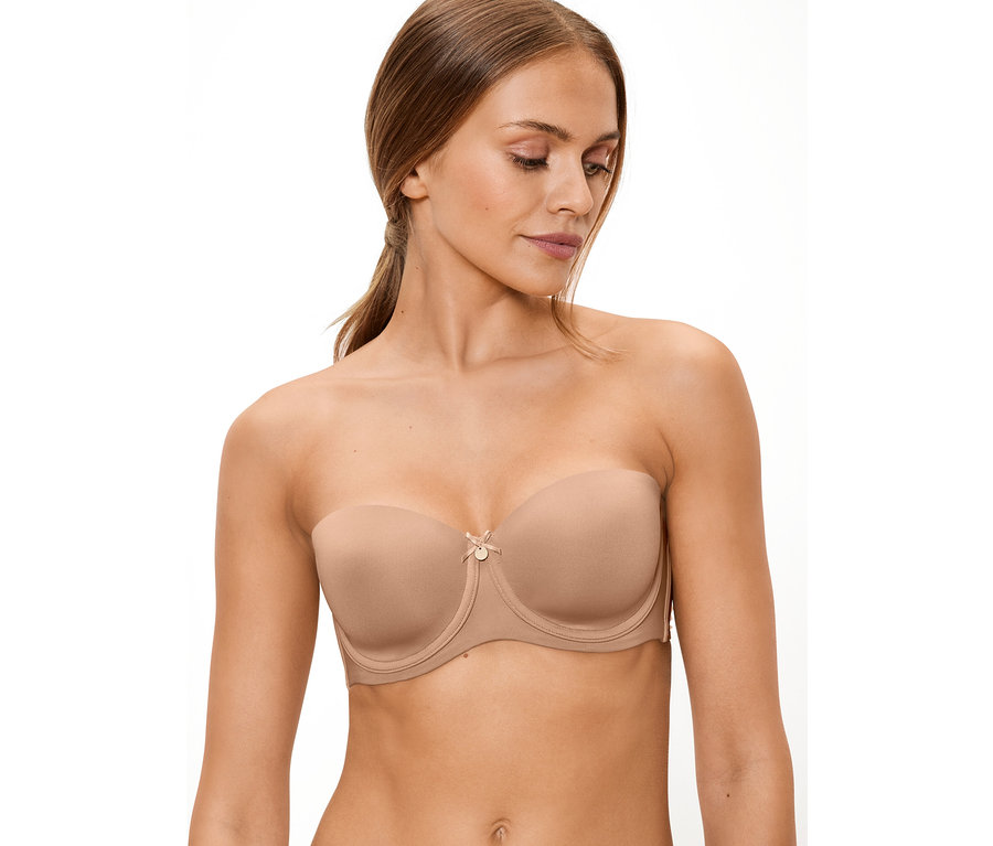 Ten renginde Çok Stilli Sütyen giyen kadın.