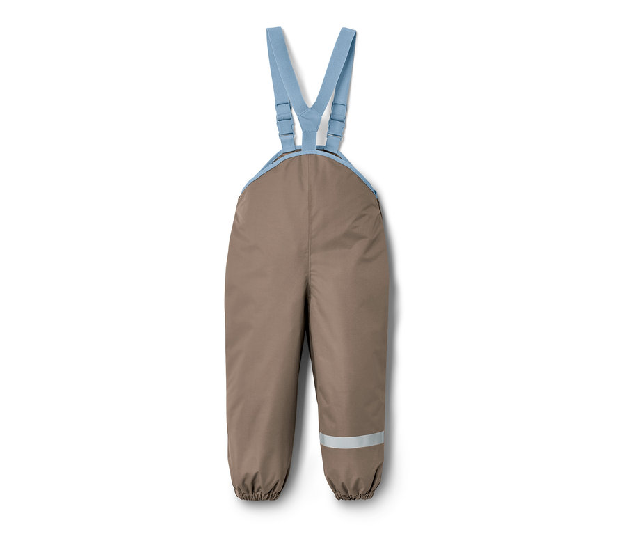 Mavi askılı, kahverengi küçük çocuk yağmur pantolonu.