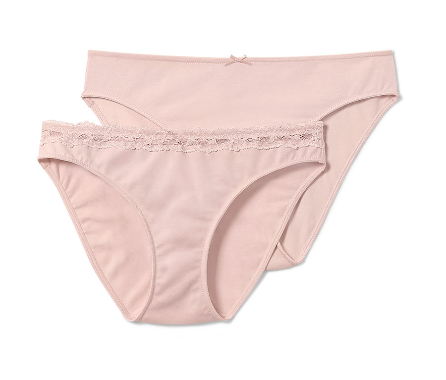 İki adet pembe slip külot.