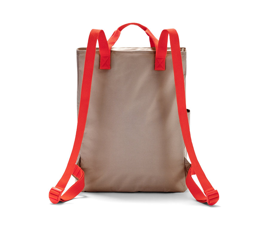 Kırmızı askılı bej piknik sırt çantası.