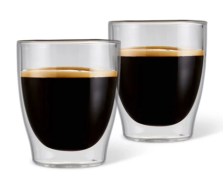 İki adet çift cidarlı espresso bardağı kahveyle dolu.