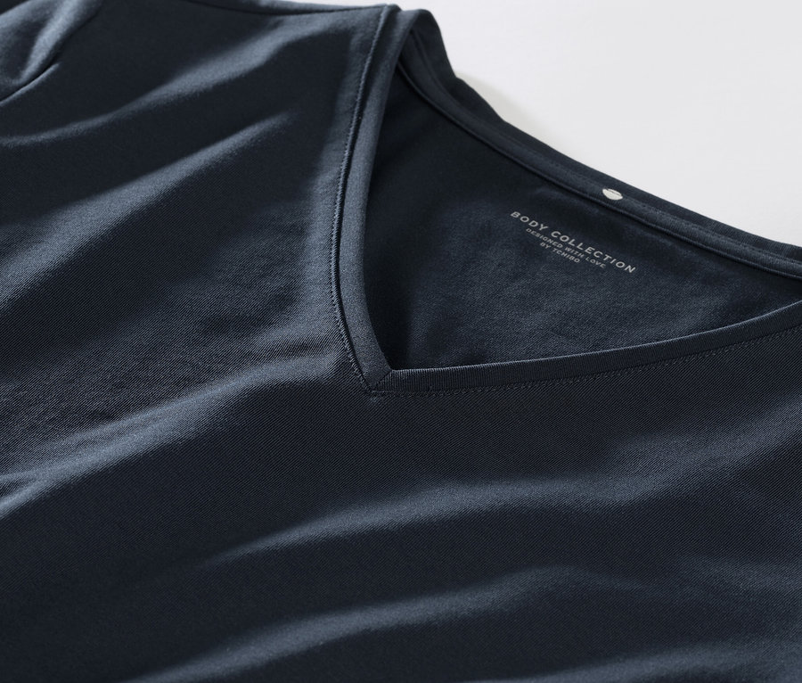 V yaka detaylı şortlu pijama takımının yakından çekilmiş fotoğrafı.