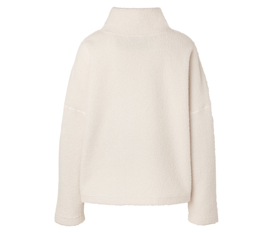 Yüksek yakalı krem rengi bir polar sweatshirt yakın çekimi.