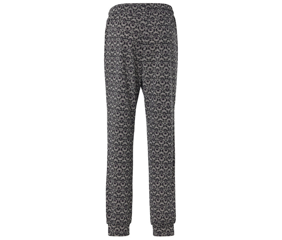 Çiçek desenli siyah pantolon.
