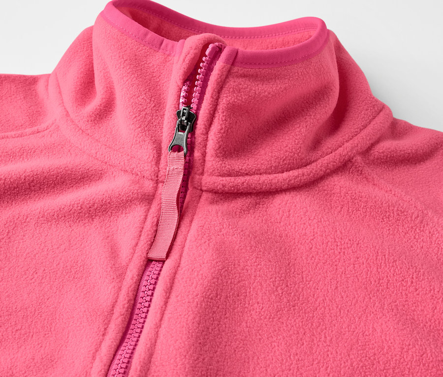 Fermuarlı pembe bir polar yeleğin detayı.