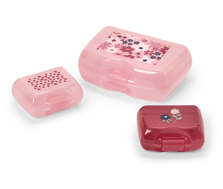 Çiçek desenli, farklı boyut ve renklerde üç adet plastik beslenme kutusu.