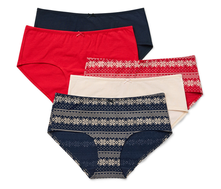 Farklı renk ve desenlerdeki beş kadın külodu üst üste duruyor.