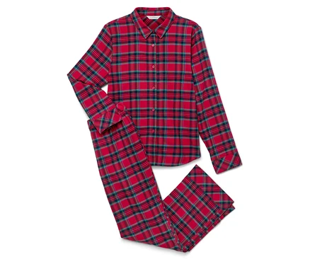 Kırmızı ve yeşil ekose pijama beyaz bir zeminde duruyor.