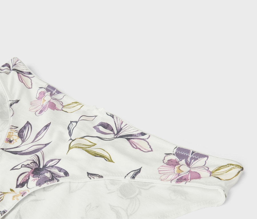 Çiçek desenli beyaz iç çamaşırının yakın çekimi.