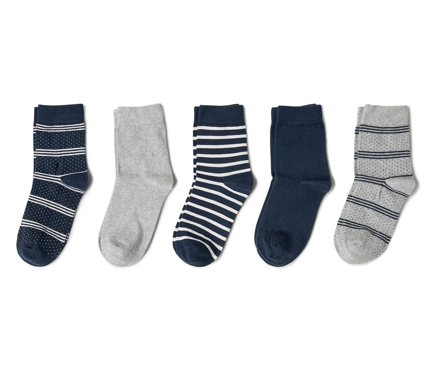 Yan yana duran farklı renk ve desenlerde beş çorap.