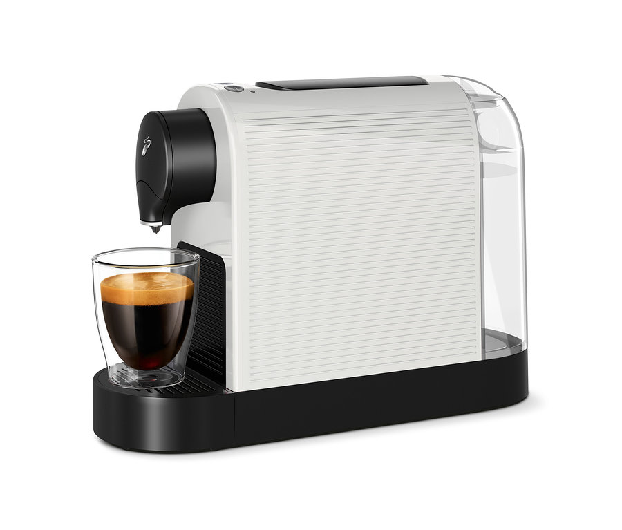 Beyaz Cafissimo pure+ kahve makinesi bir bardağı kahveyle dolduruyor.