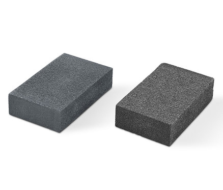 Beyaz arka planda iki adet özel temizlik silgisi.