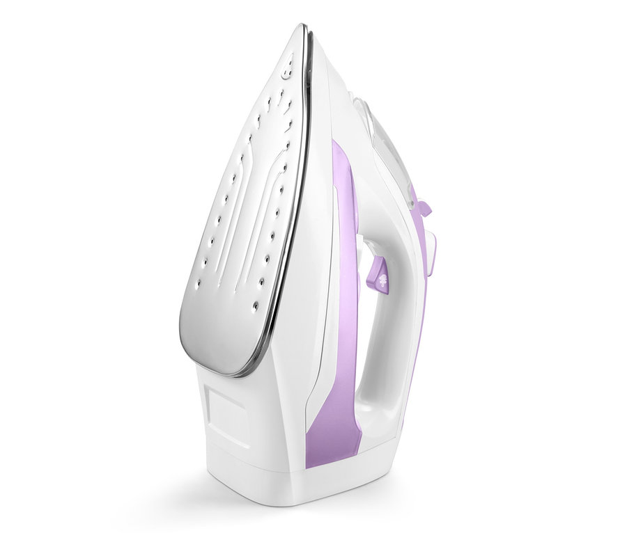 Beyaz ve mor kablosuz buharlı ütü beyaz bir zeminde duruyor.