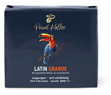 Üzerinde bir tukan resmi olan Privat Kaffee Latin Grande kahve paketi.