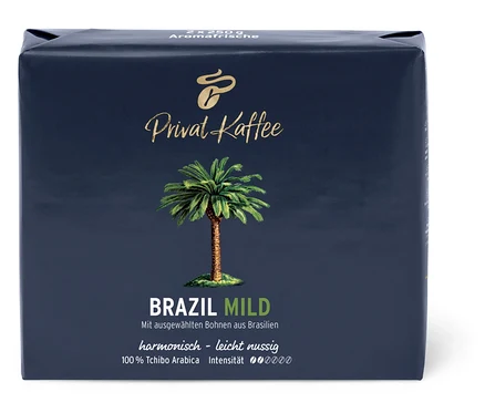 Beyaz bir arka plan üzerinde 500g Privat Kaffee Brazil Mild Öğütülmüş Filtre Kahve paketi.