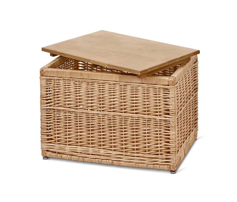 Ahşap kapaklı, kısmen açık hasır sandık.