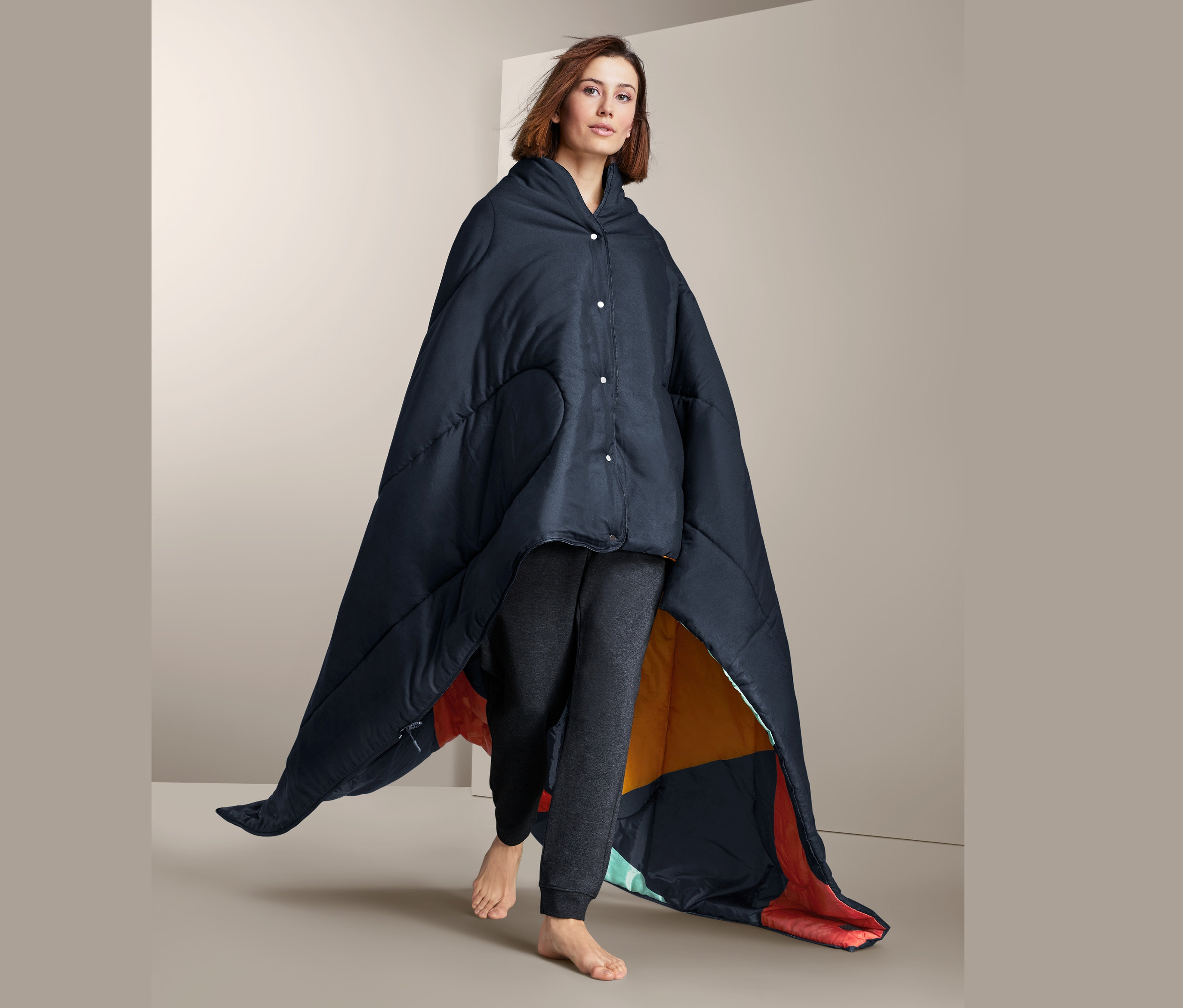 Kadın 4'ü 1 Arada Yorgan Uyku Tulumu giyiyor.