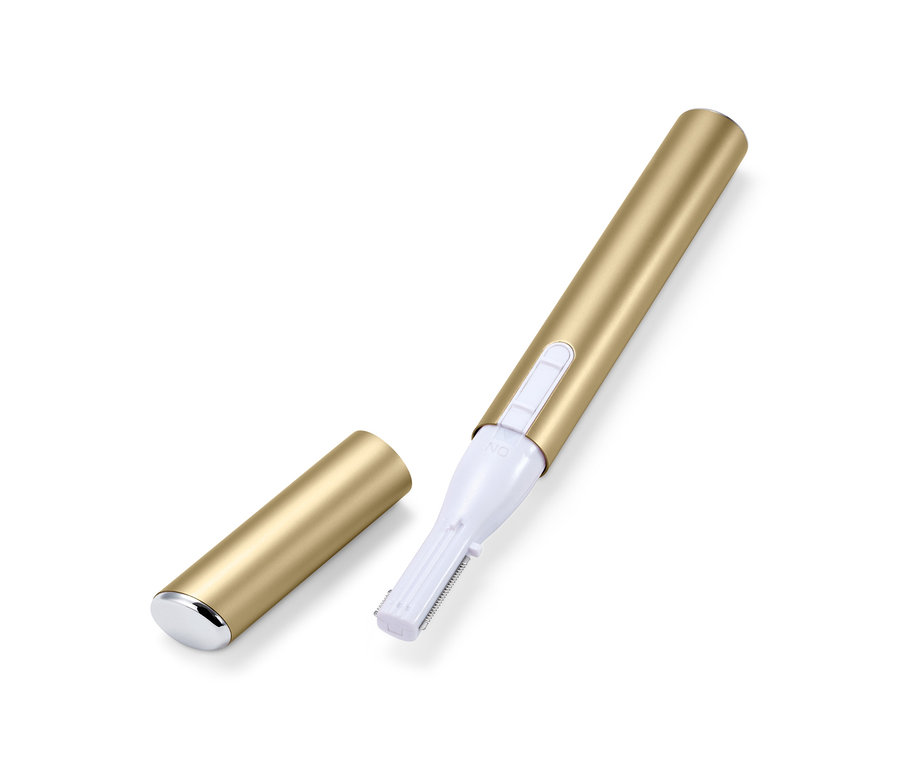 Çıkarılabilir kapaklı altın rengi elektrikli kaş düzeltici beyaz bir arka plan üzerinde duruyor.