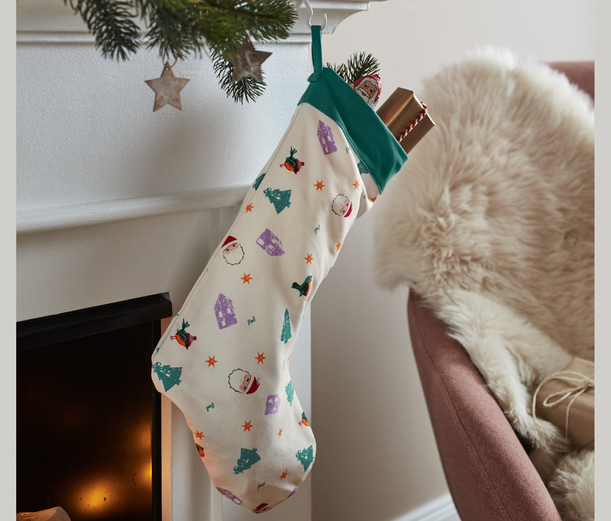 Şöminede asılı duran bir Yılbaşı Çorabı