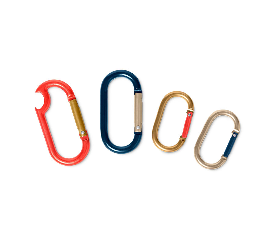 Beyaz bir arka plan üzerinde farklı renklerde dört adet karabina kancası, kırmızı bir şişe açacağı, mavi, altın ve gümüş bulunmaktadır.