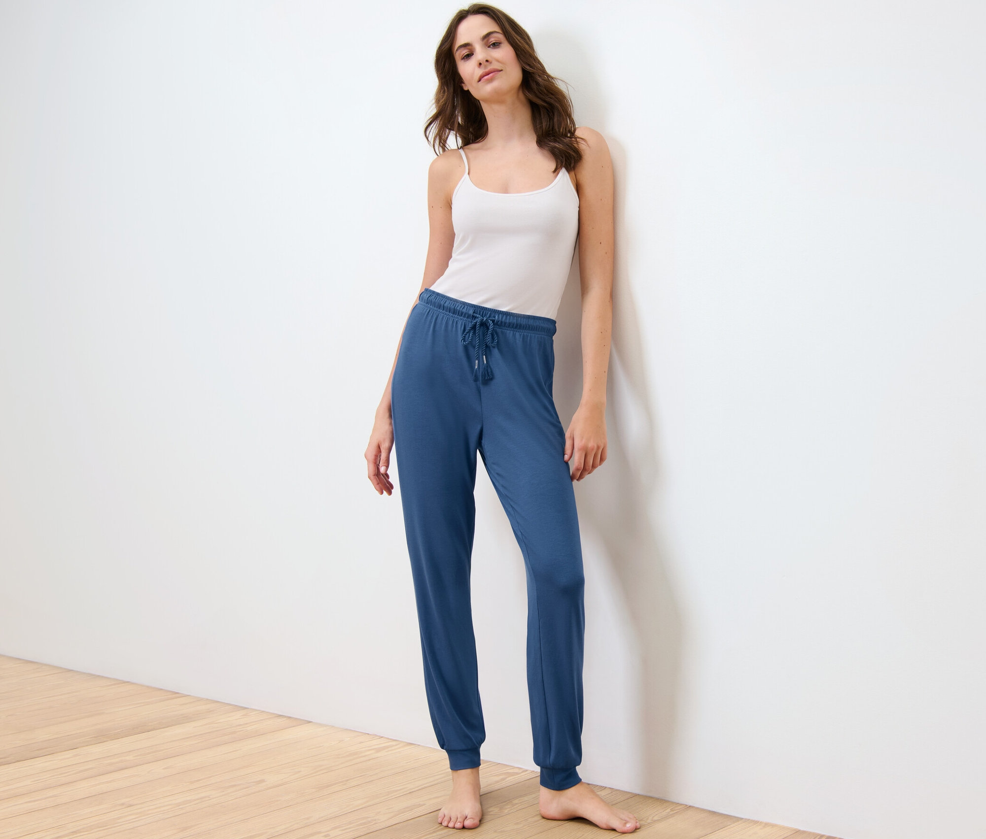 Kadın pijama altı ve atletle poz veriyor