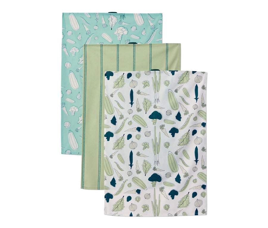 Farklı desenlere sahip üç adet kurulama bezi. Biri sebzeli açık mavi, biri yeşil çizgili ve biri sebzeli beyaz.