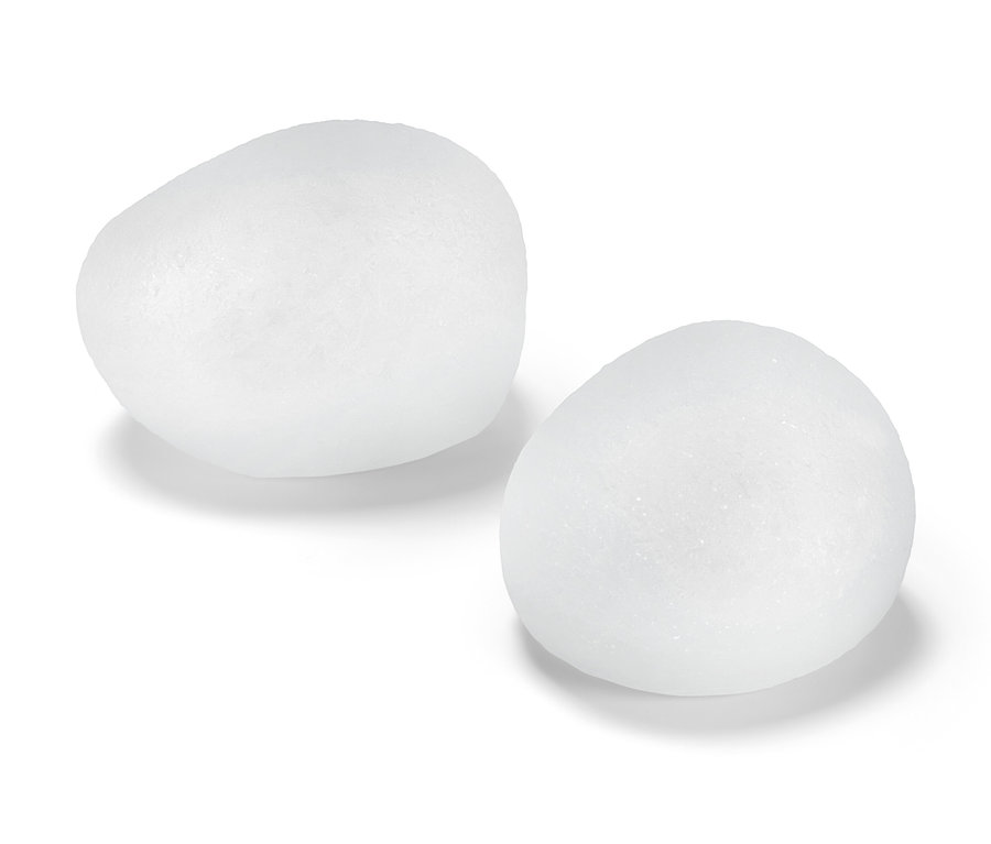 Beyaz bir yüzey üzerinde duran iki adet LED dekoratif taş