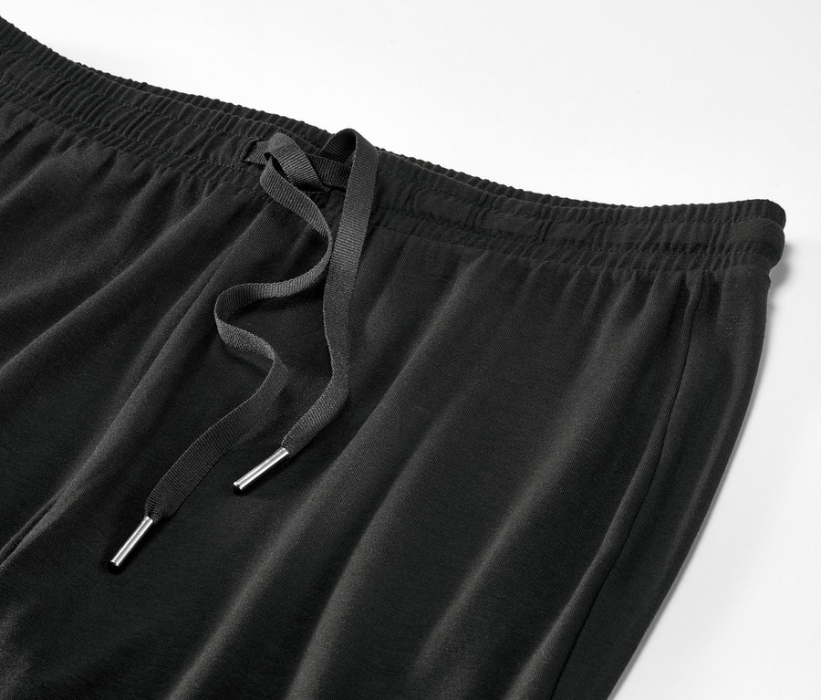 Bel kısmında büzme ipi bulunan siyah pijama altı detayı.