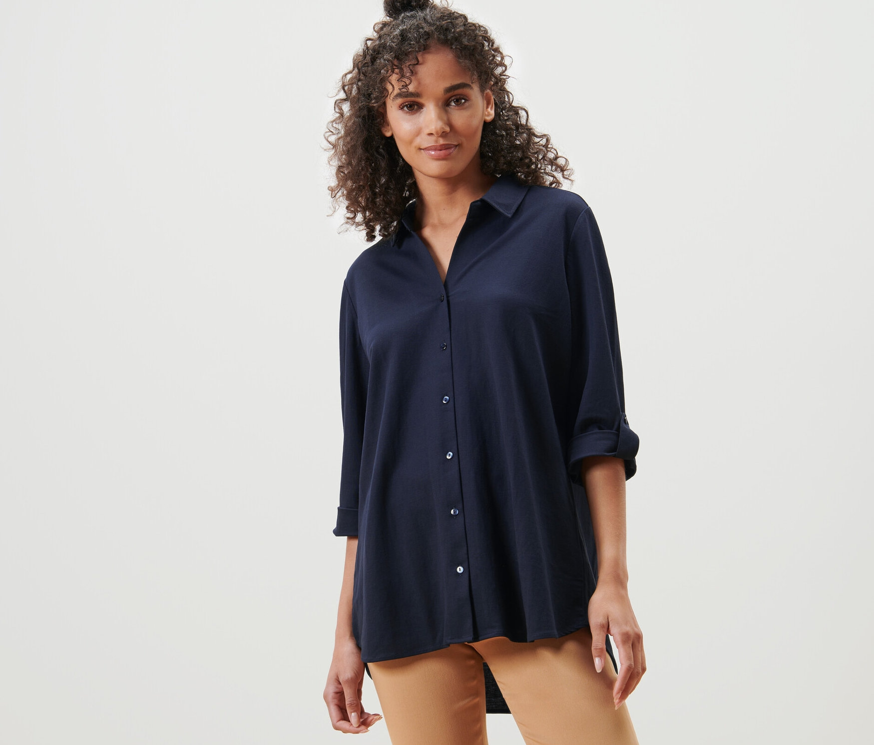 Kadın lacivert Pike Jersey Bluz ile poz veriyor.