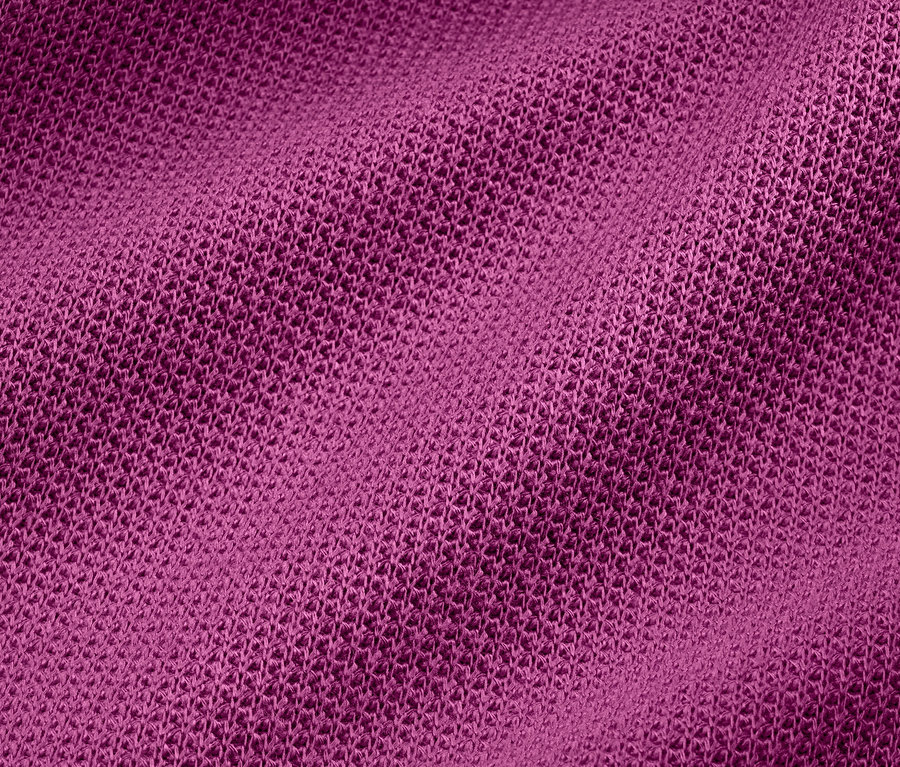 Dokulu Ahududu rengi tişört kumaşının yakın çekimi