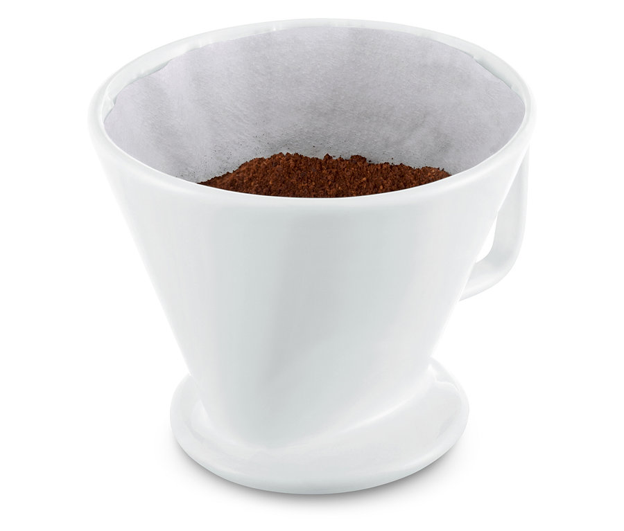 Kağıt filtreli, beyaz, No. 4 filtre kahve aparatında kahve.