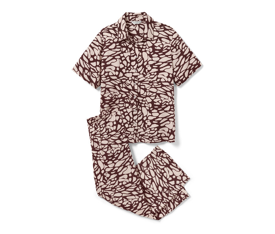 Krem desenli kahverengi pijama takımı.