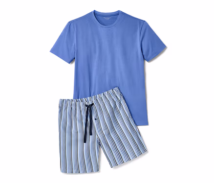 Çizgili şortlu mavi kısa pijama takımı.