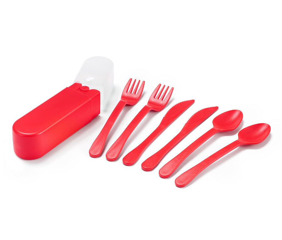 Kılıfın yanında kırmızı piknik çatal bıçak takımı.