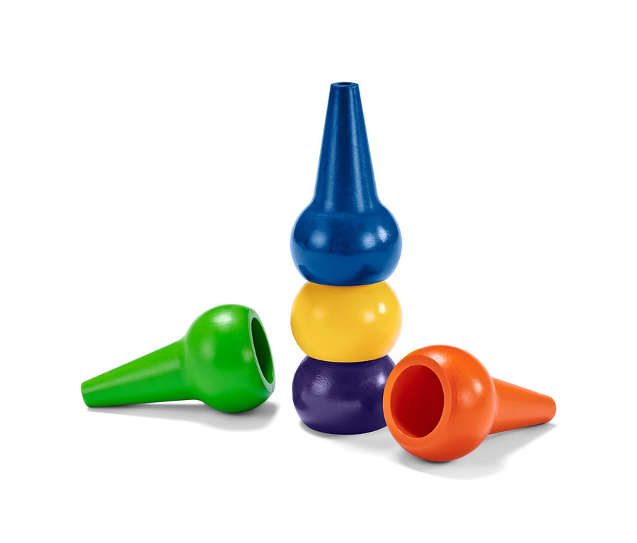 Beyaz bir arka plan üzerinde 5 adet balmumu boya kalemi istiflenmiş ve yerleştirilmiştir.