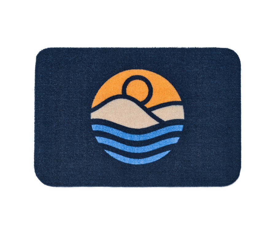 Deniz, dağ ve güneş desenli lacivert paspas.