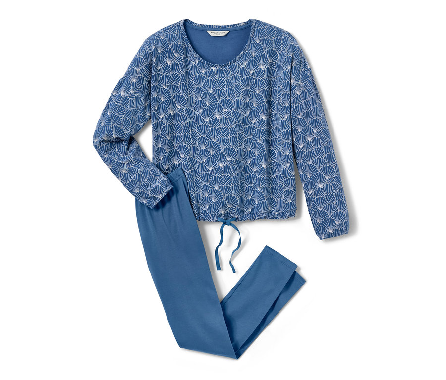 Beyaz bir arka planda, beyaz desenli mavi taytlı pijama takımı.