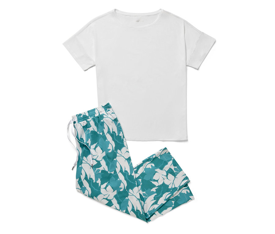 Beyaz pijama üstü ve çiçek desenli pantolon.