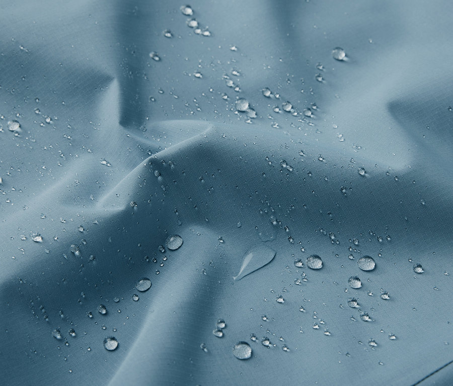 Su damlaları olan mavi fonksiyonel bir dış mekan montunun yakın çekimi